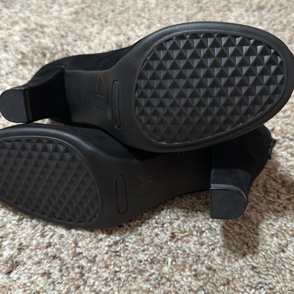 NWOB Aerosoles Black Suede Ankle Boots With Ruffle Detail - Picture 6 of 7